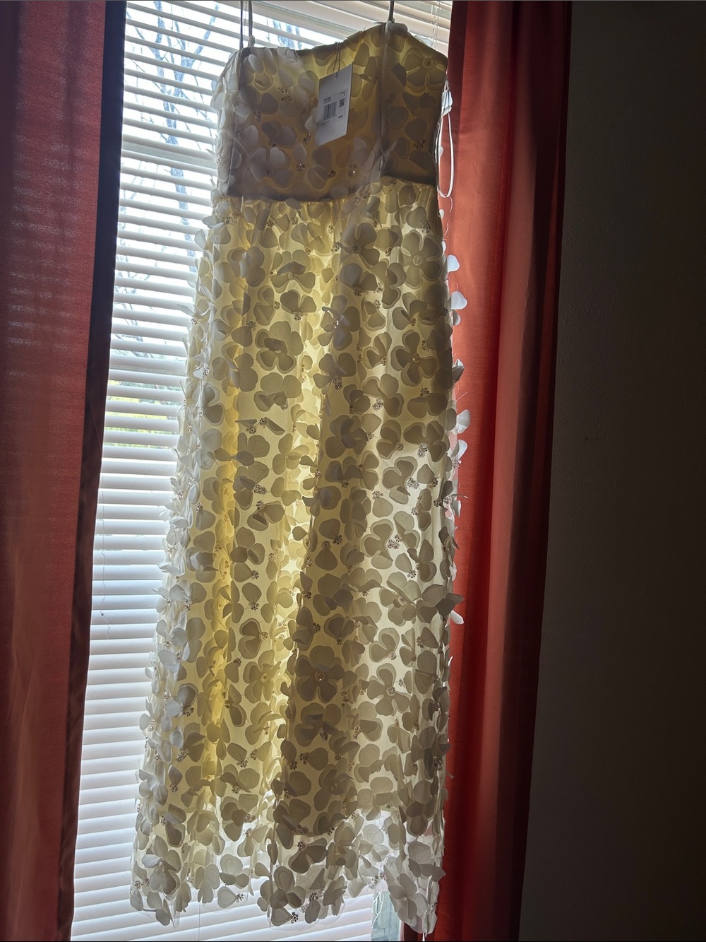 GORGEOUS 3-D DRESS - Picture 6 of 6